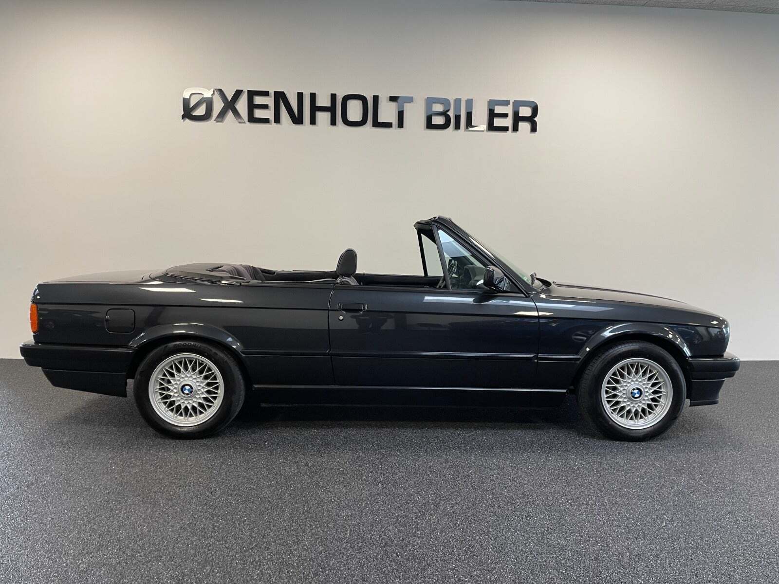 Grå BMW 320i fra 1992 set udefra