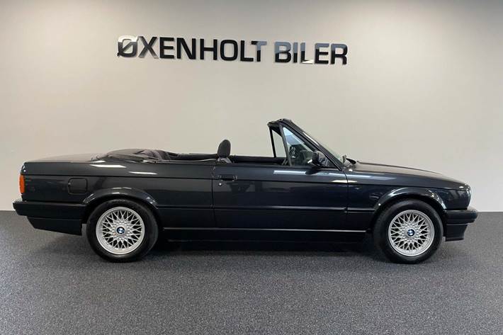 Grå BMW 320i fra 1992 set udefra