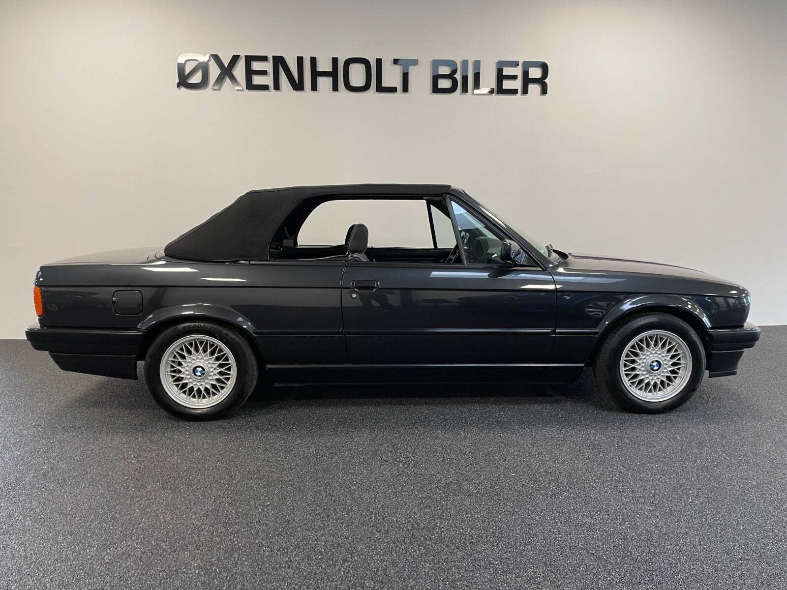 Grå BMW 320i fra 1992 set udefra