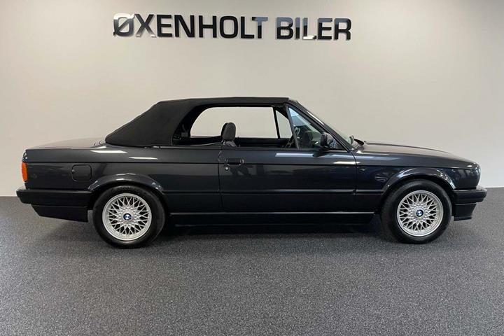 Grå BMW 320i fra 1992 set udefra