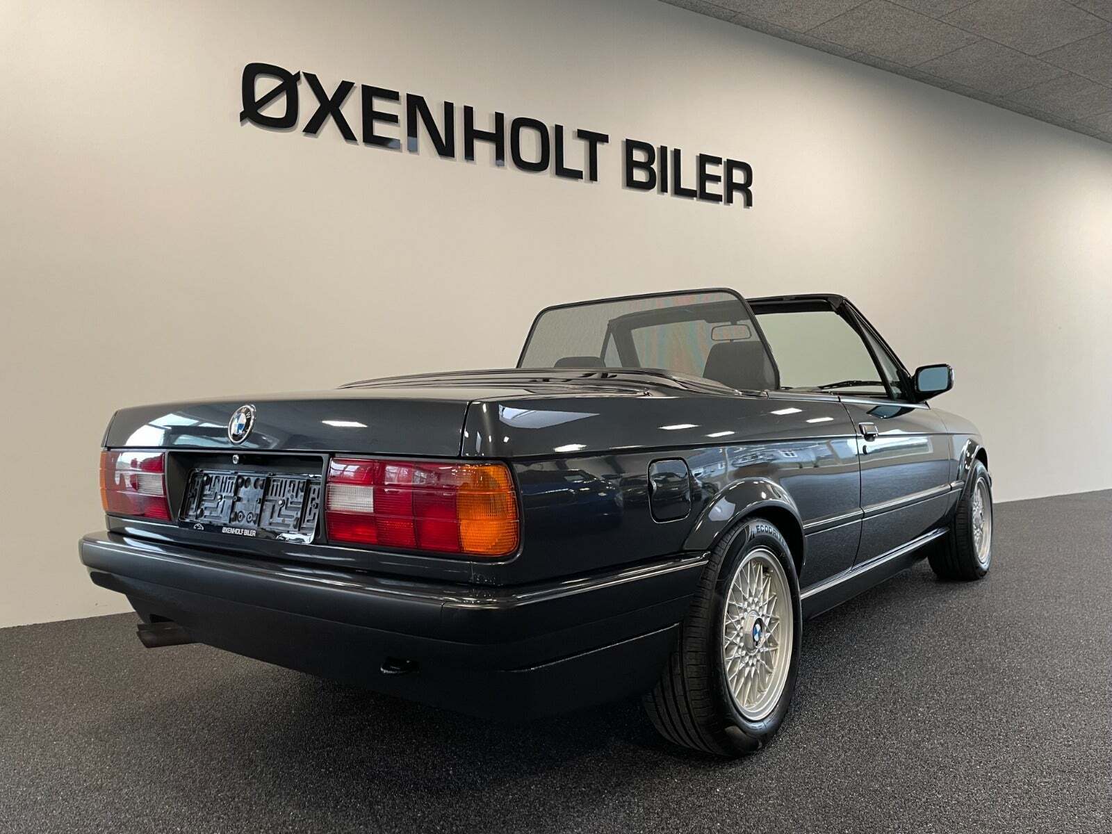 Grå BMW 320i fra 1992 set udefra