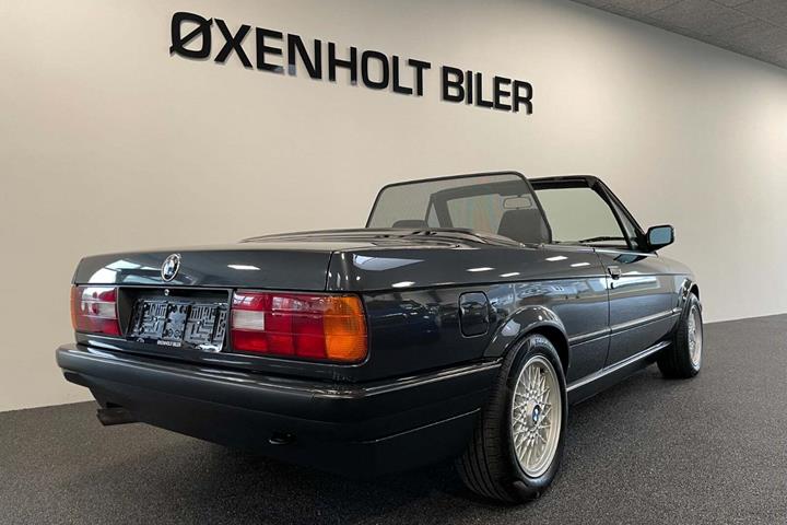 Grå BMW 320i fra 1992 set udefra