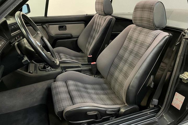 Grå BMW 320i fra 1992 set indefra