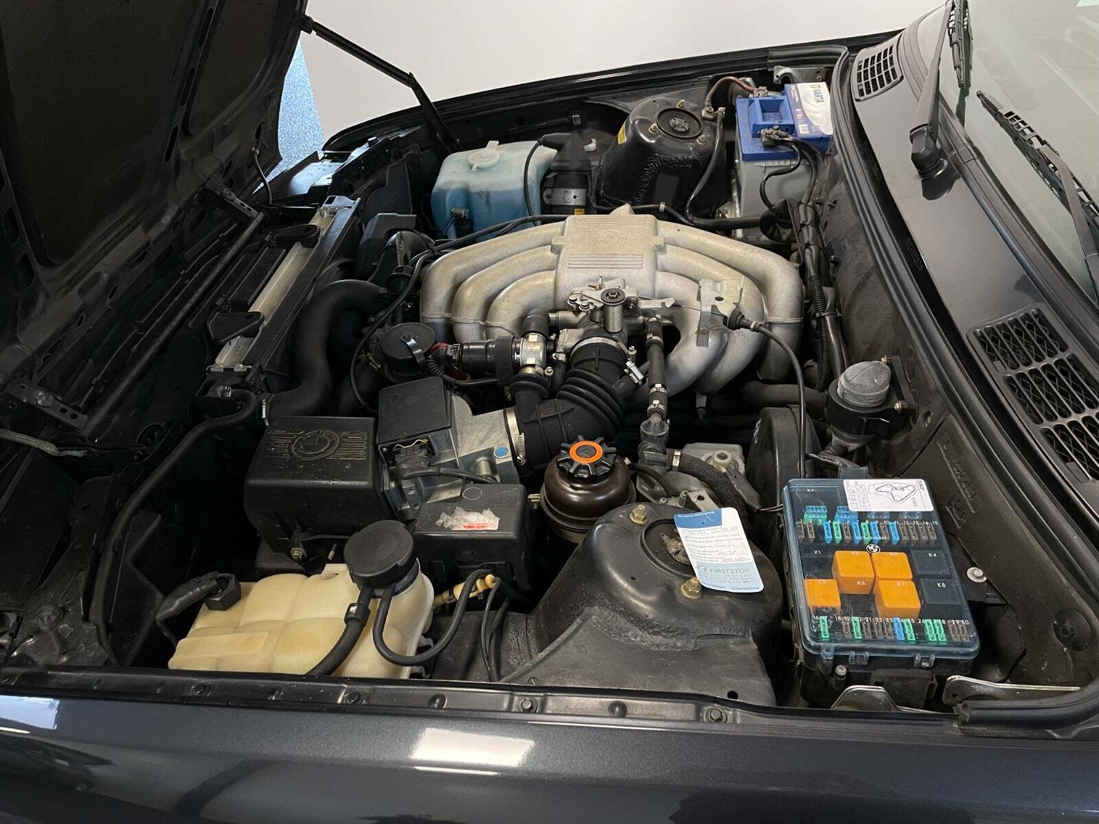 Grå BMW 320i fra 1992 set udefra