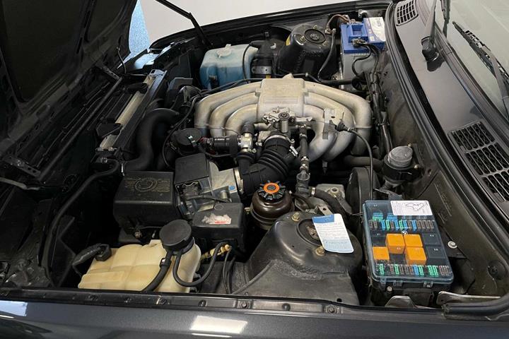 Grå BMW 320i fra 1992 set udefra