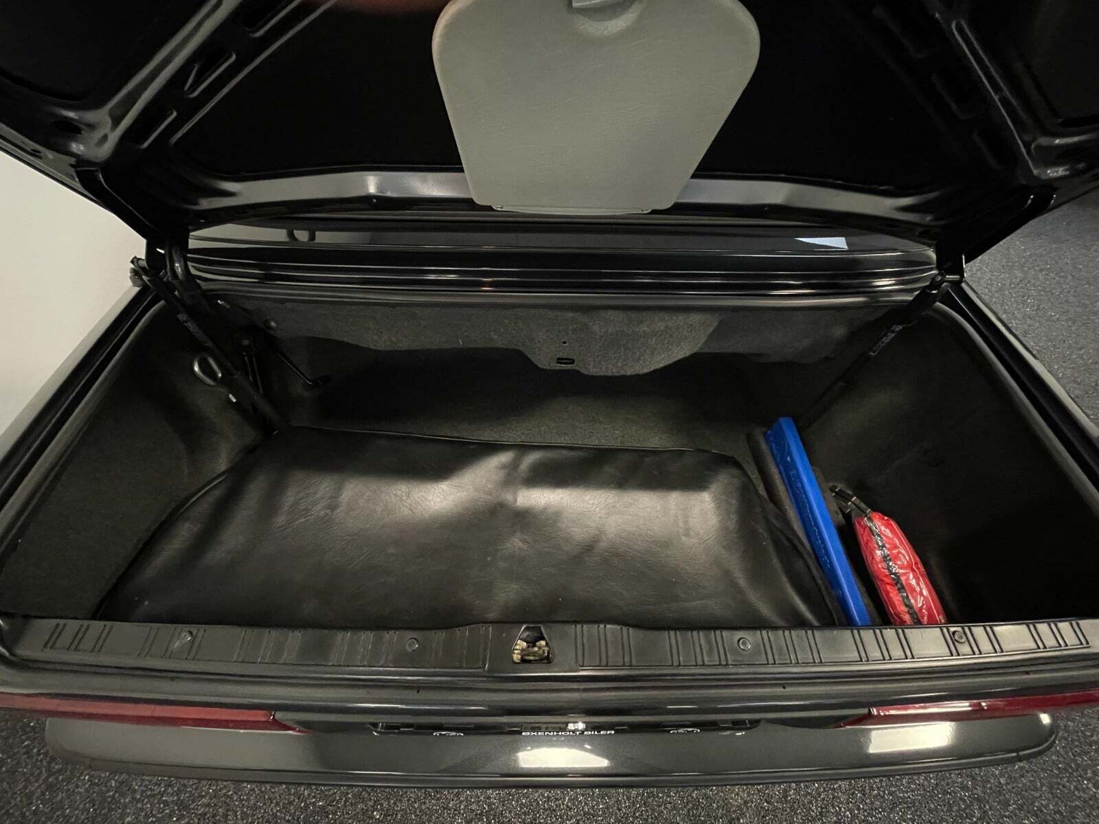 Grå BMW 320i fra 1992 set udefra