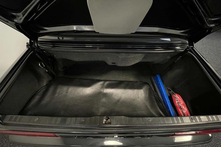 Grå BMW 320i fra 1992 set udefra