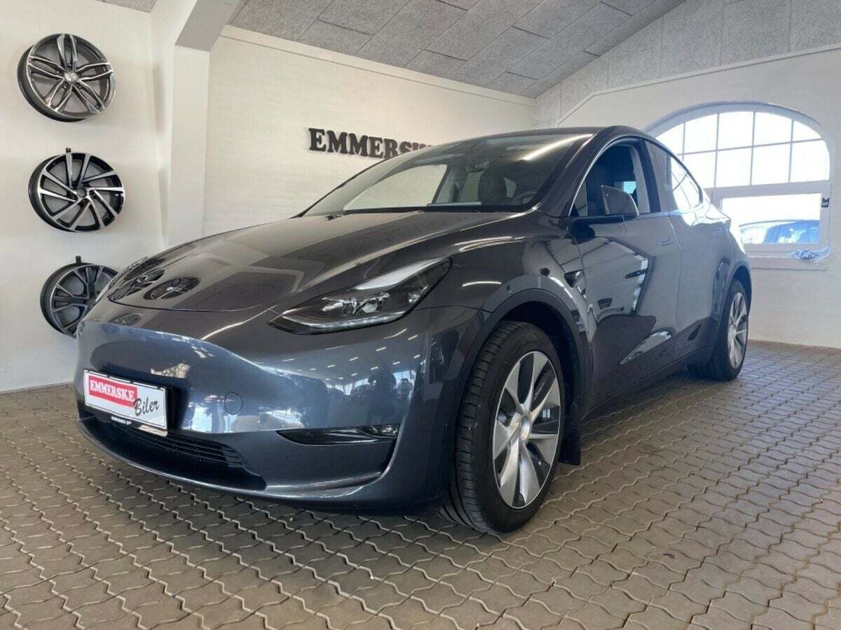 Grå Tesla Model Y fra 2022
