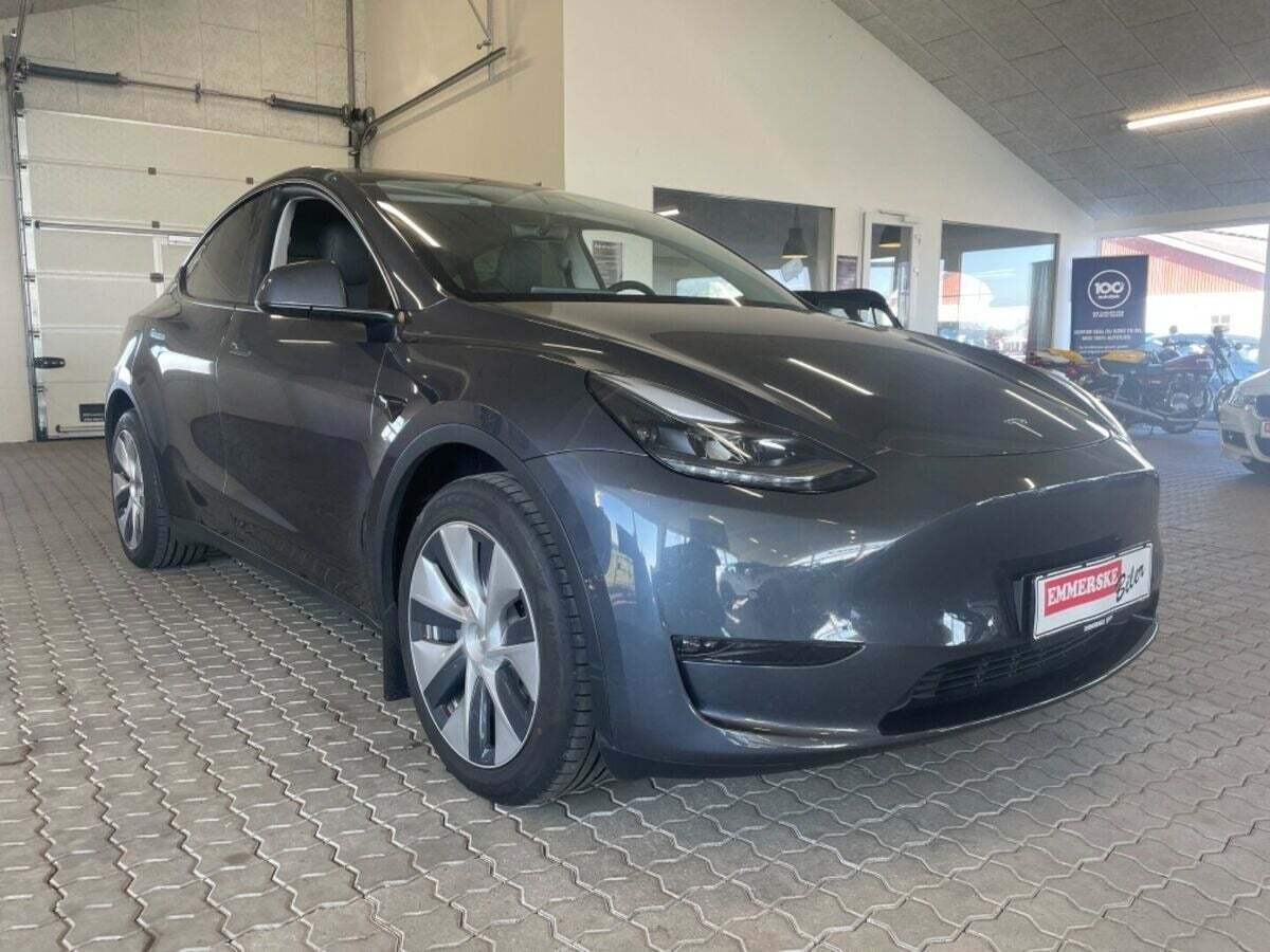 Grå Tesla Model Y fra 2022