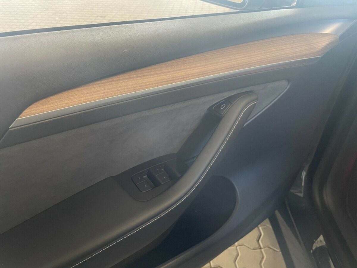 Grå Tesla Model Y fra 2022