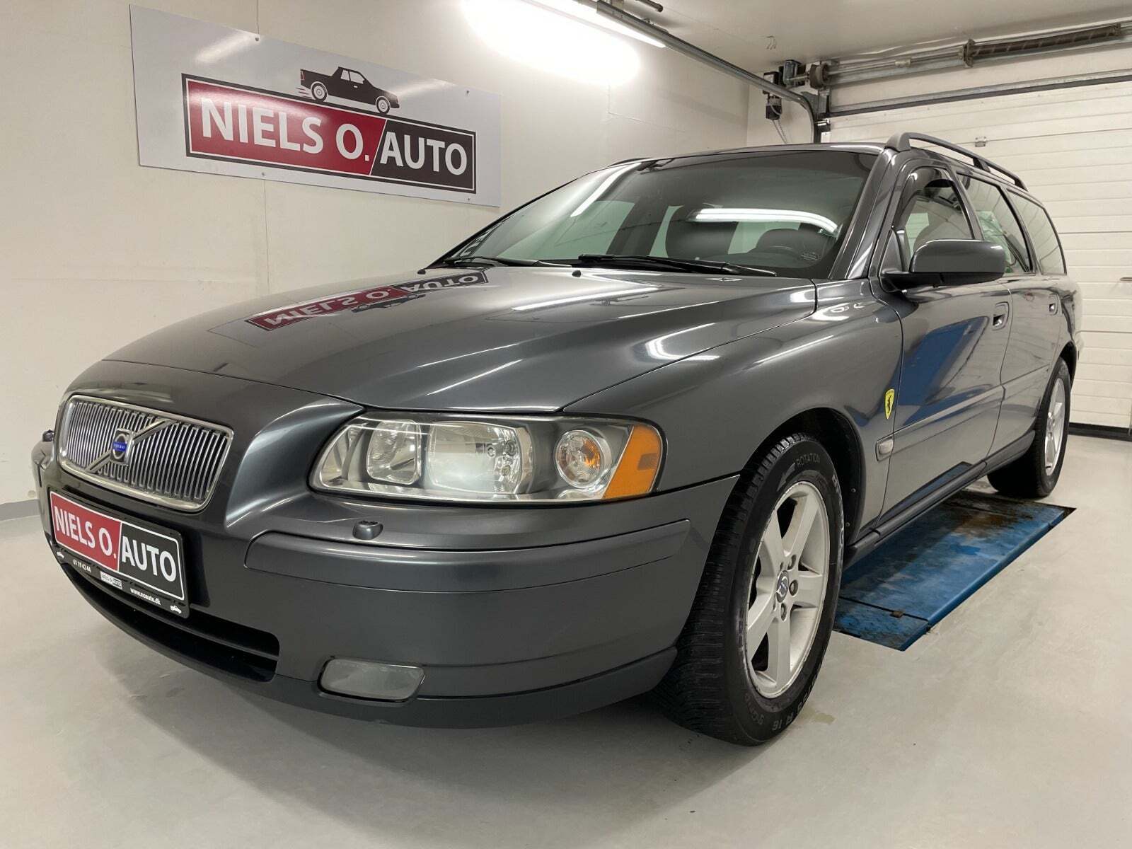 Grå Volvo V70 fra 2004