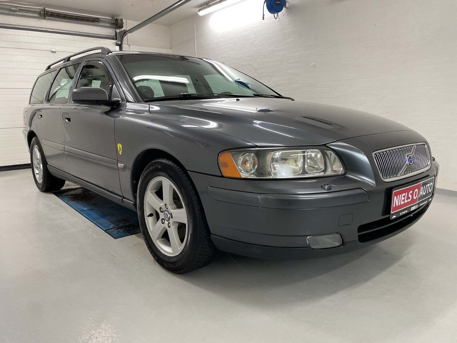Grå Volvo V70 fra 2004