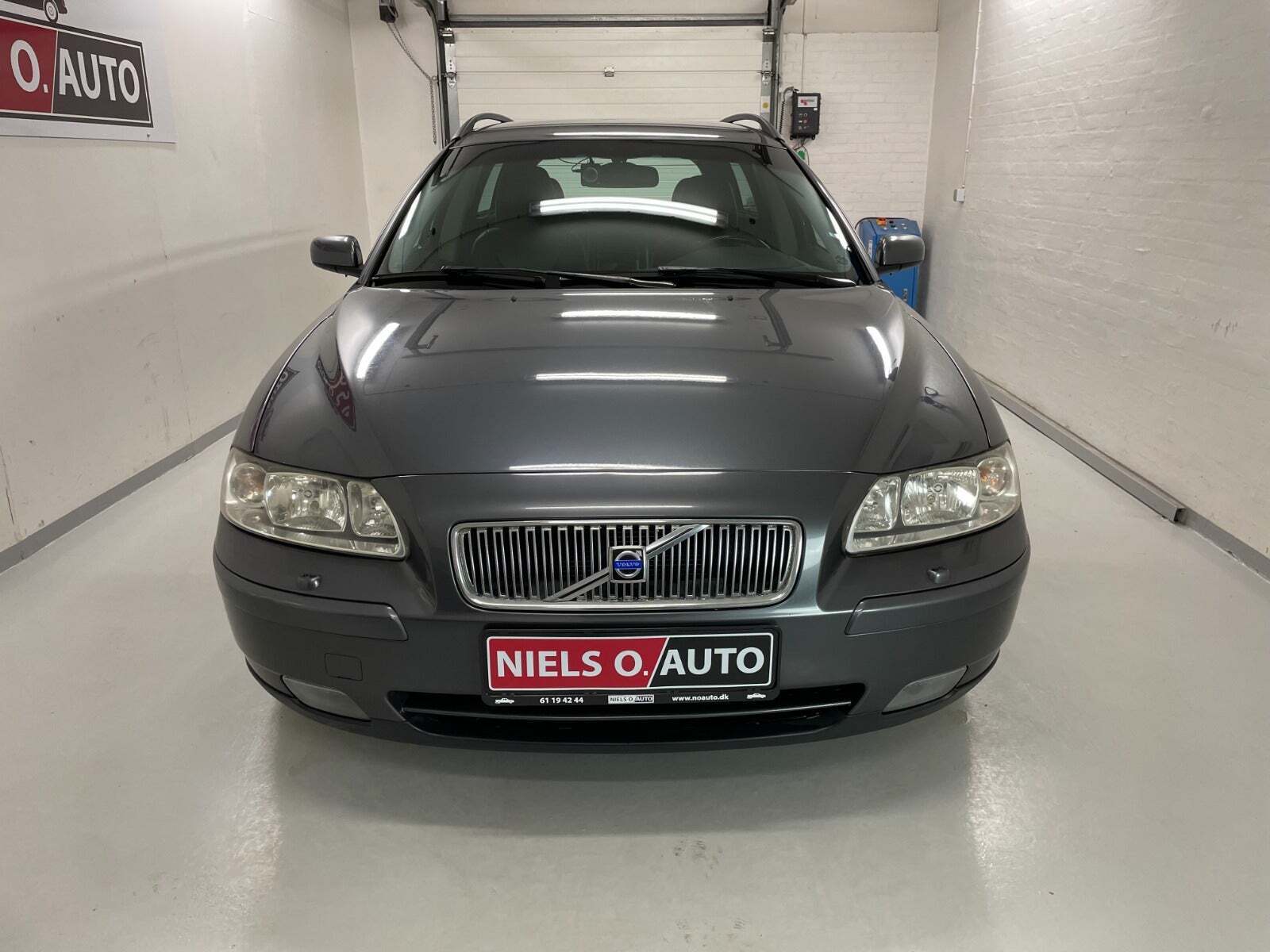 Grå Volvo V70 fra 2004