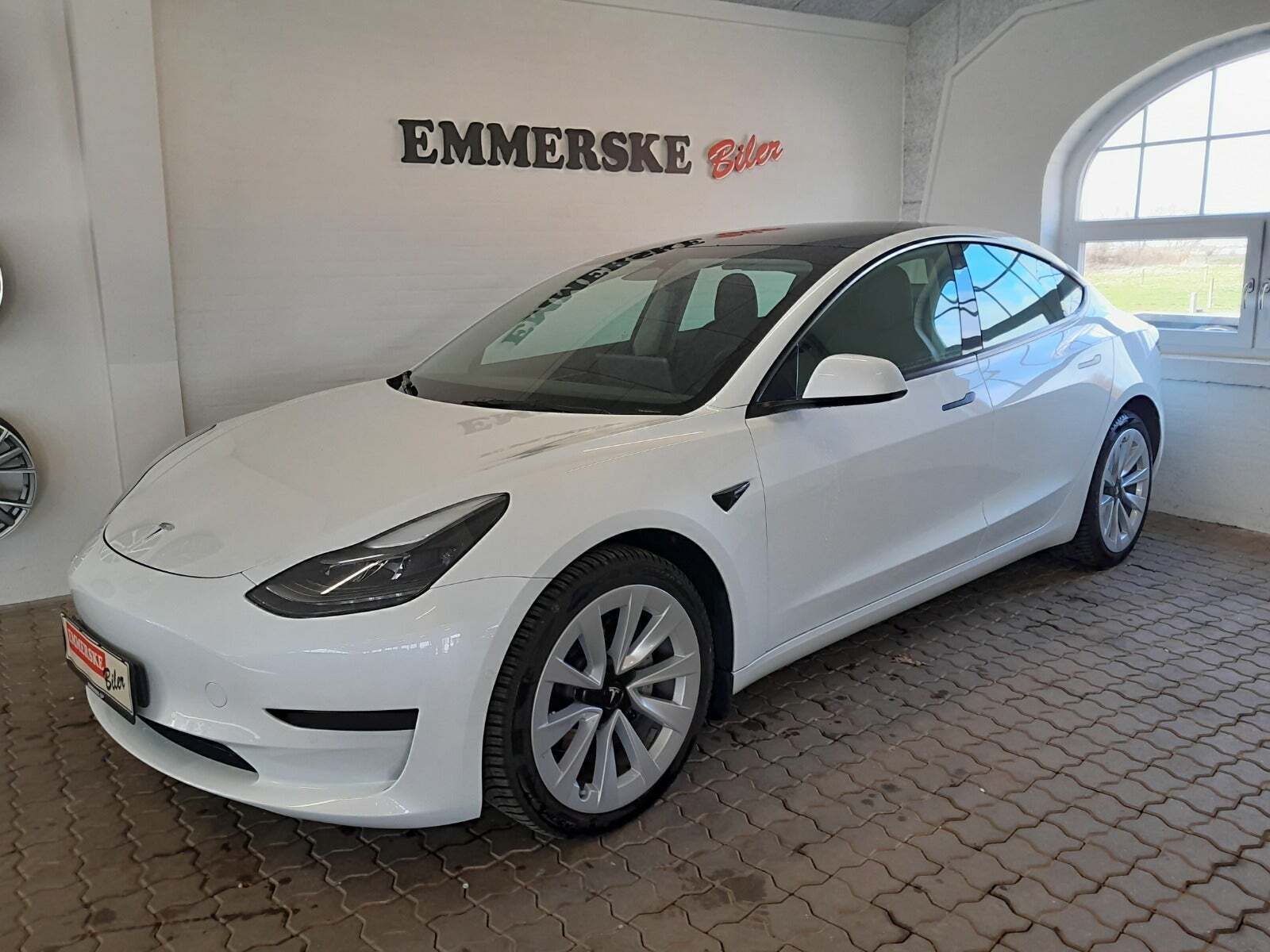 Grå Tesla Model 3 fra 2022