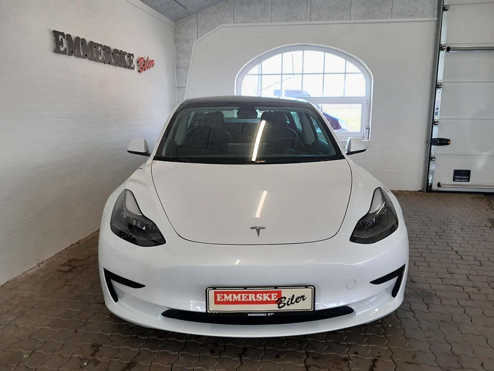 Grå Tesla Model 3 fra 2022