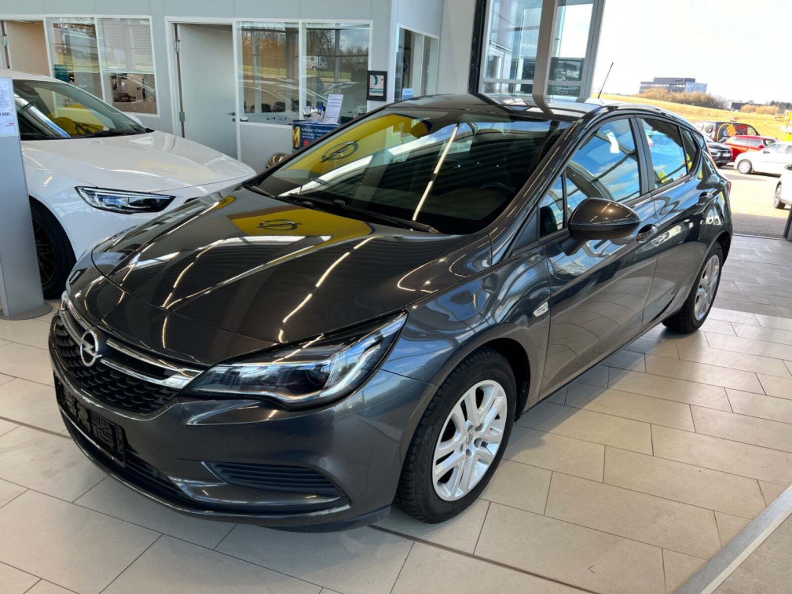 Grå Opel Astra fra 2016