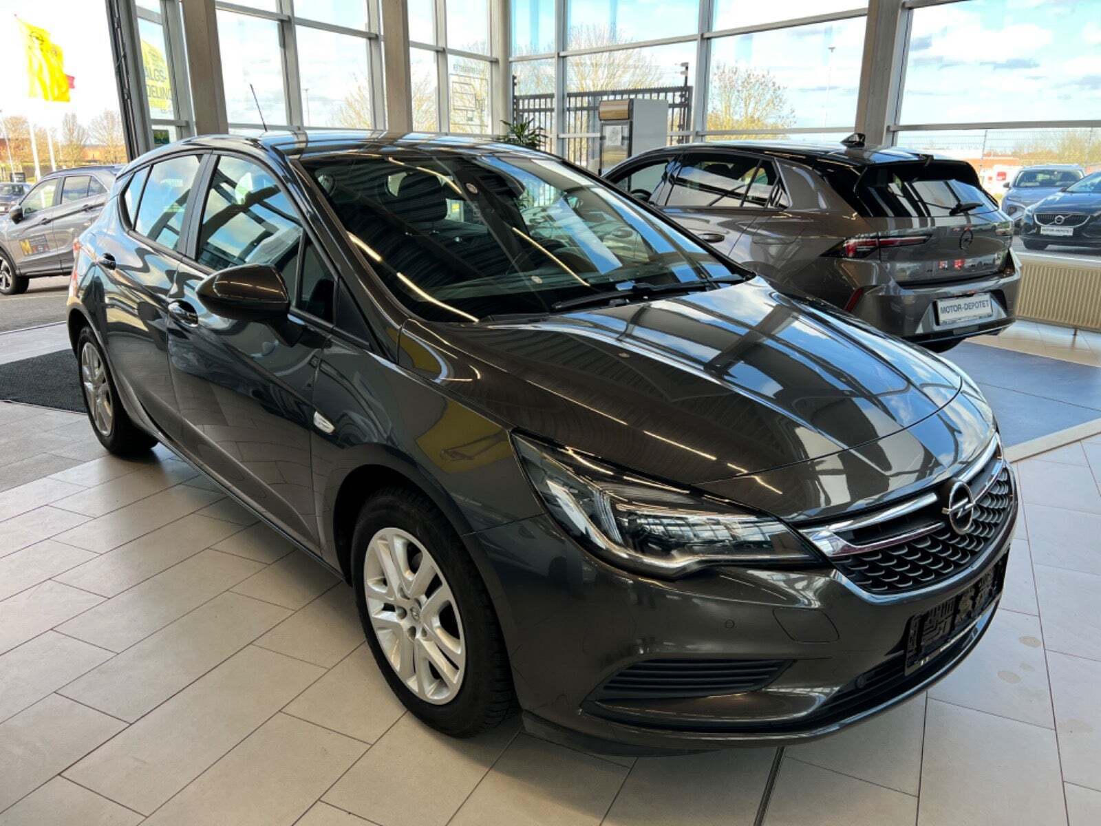 Grå Opel Astra fra 2016