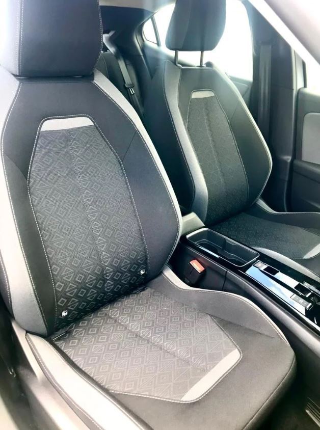 Grå Opel Mokka-e fra 2021