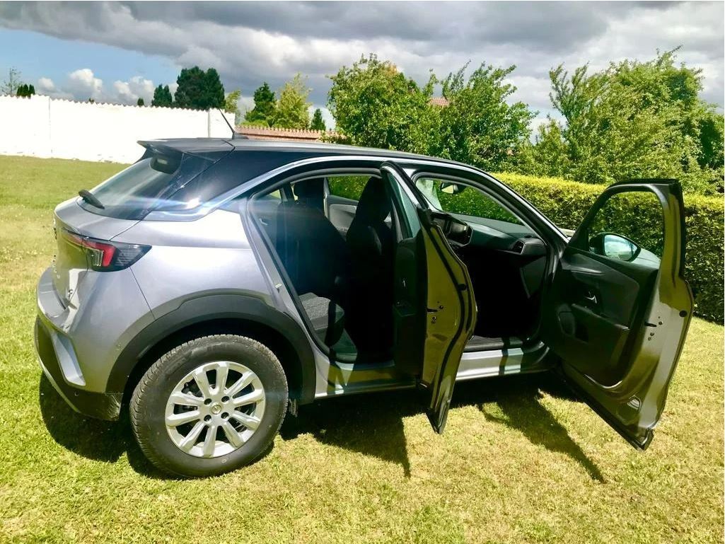 Grå Opel Mokka-e fra 2021