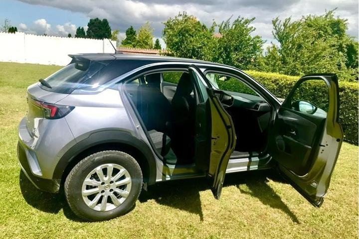 Grå Opel Mokka-e fra 2021