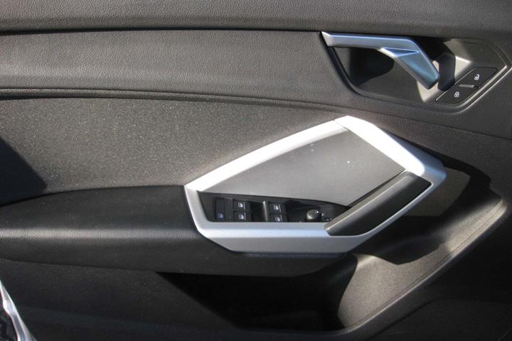 Sølv Audi Q3 fra 2021
