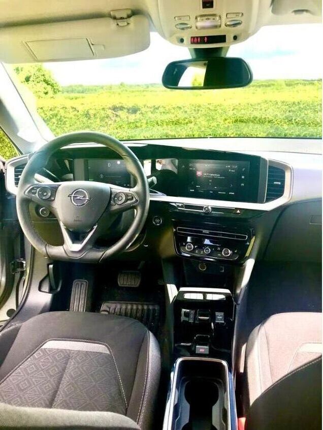 Grå Opel Mokka-e fra 2021