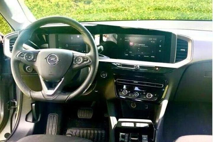 Grå Opel Mokka-e fra 2021