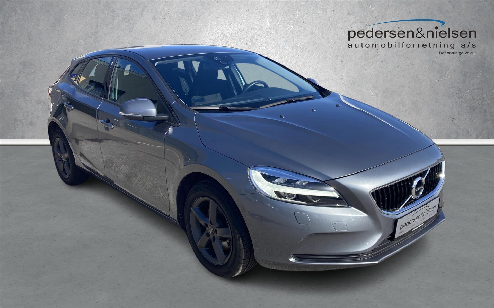 Grå Volvo V40 fra 2018