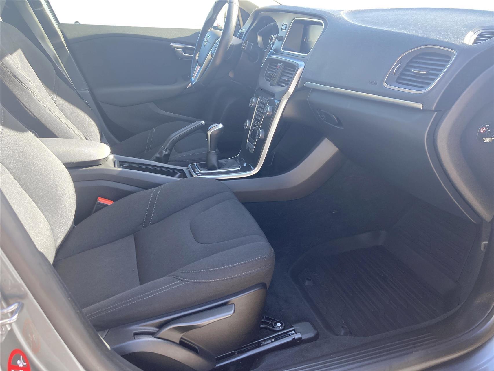 Grå Volvo V40 fra 2018