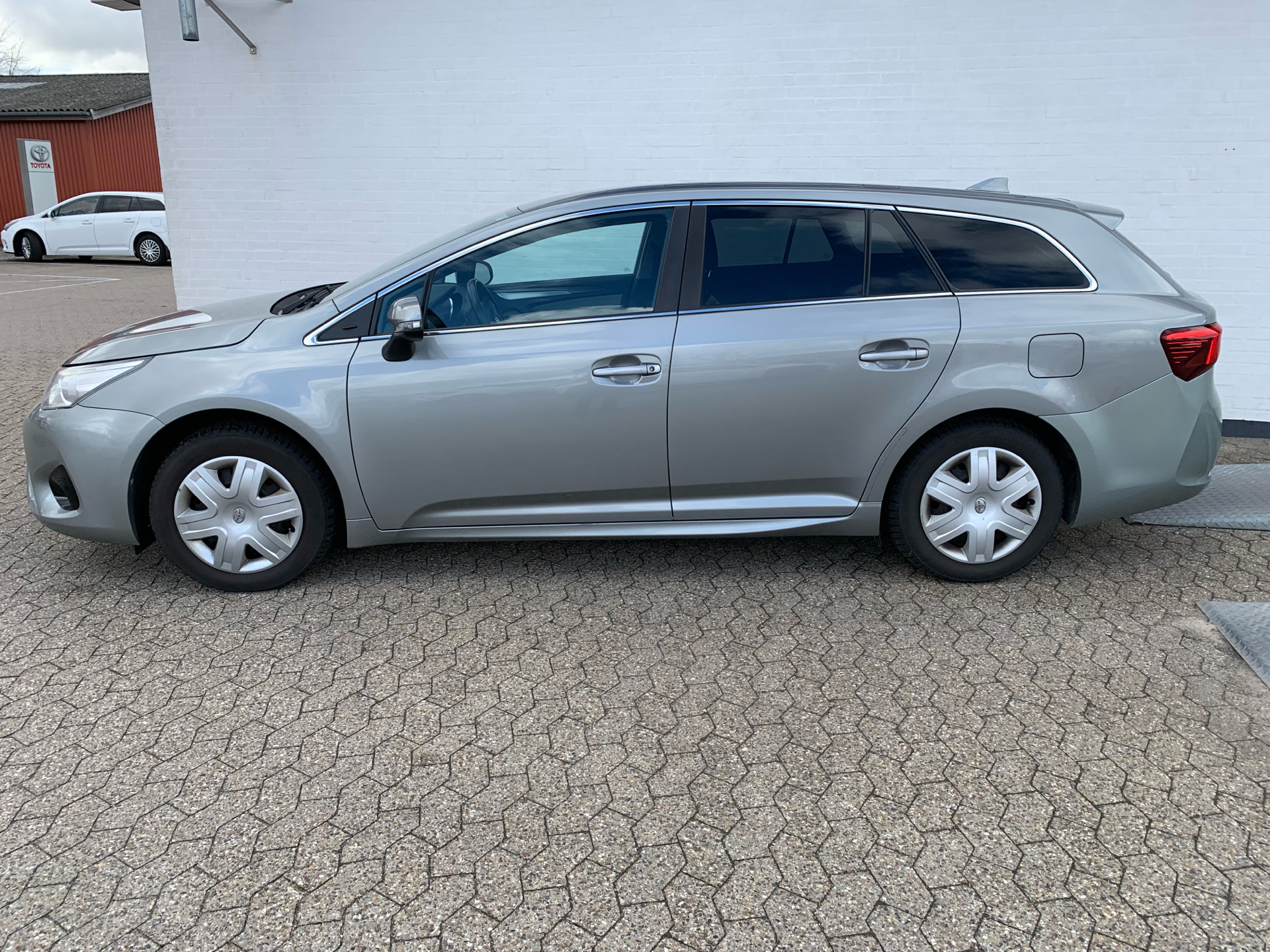 Grå Toyota Avensis fra 2015