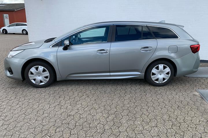 Grå Toyota Avensis fra 2015