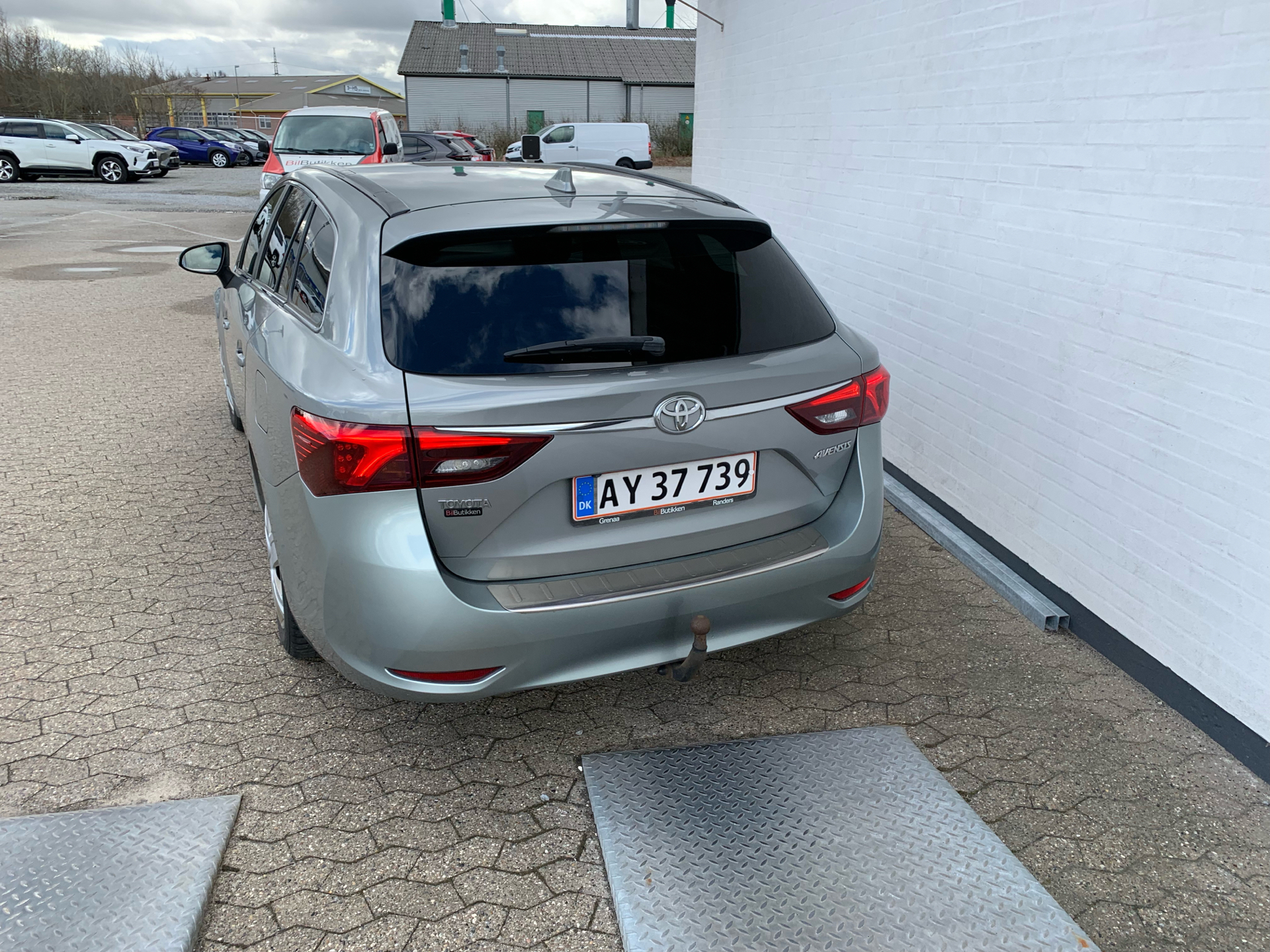 Grå Toyota Avensis fra 2015