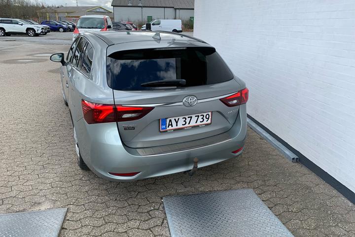 Grå Toyota Avensis fra 2015