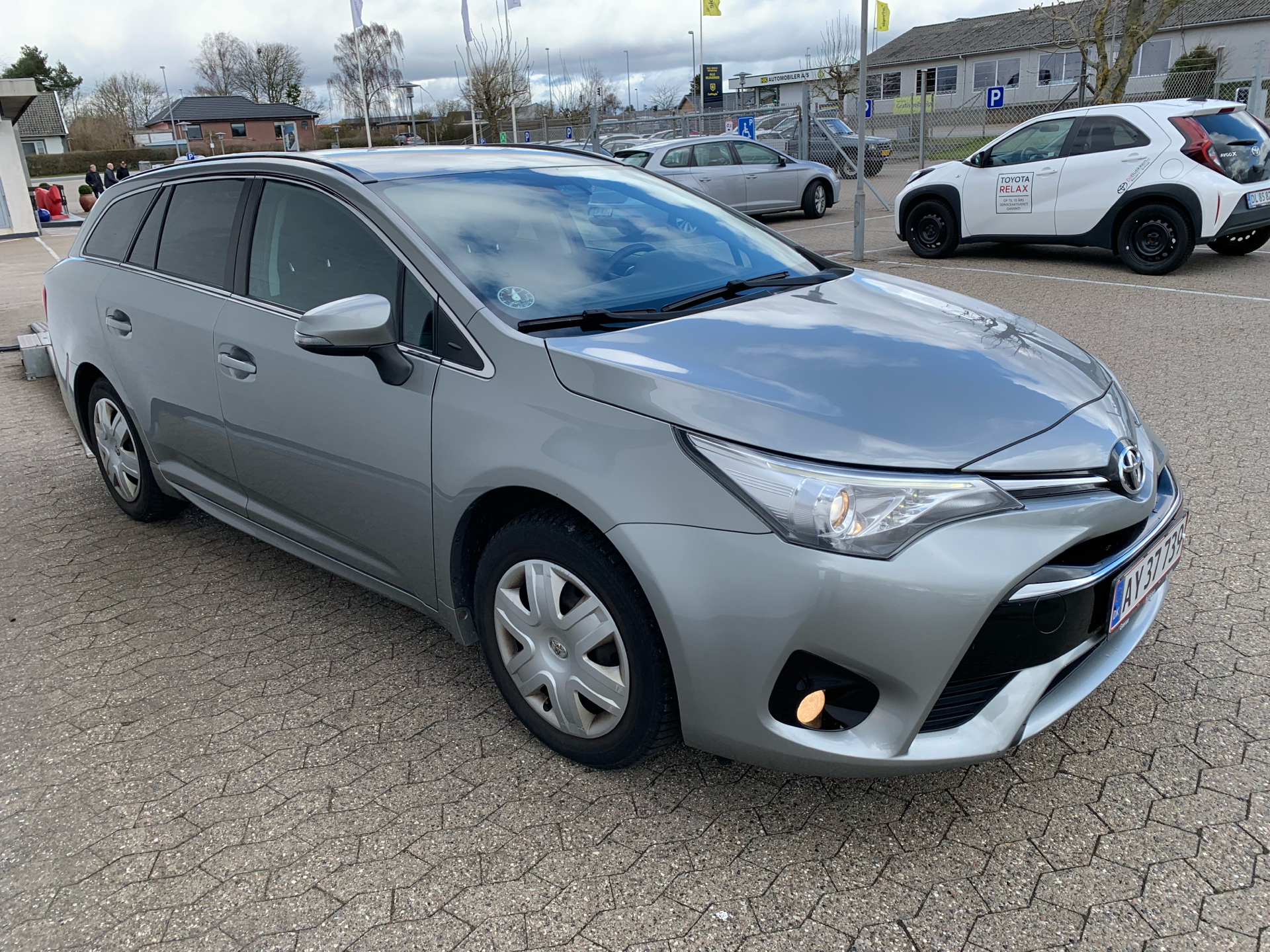 Grå Toyota Avensis fra 2015