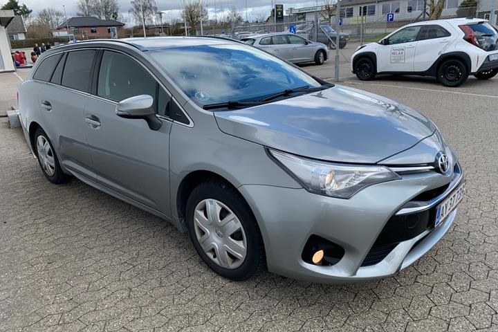 Grå Toyota Avensis fra 2015