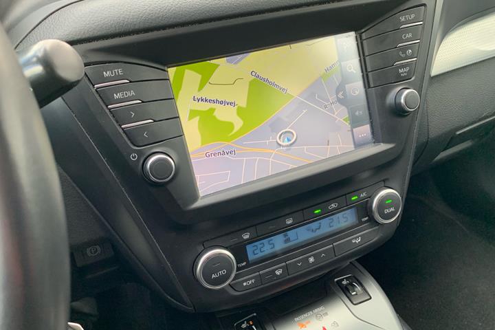 Grå Toyota Avensis fra 2015