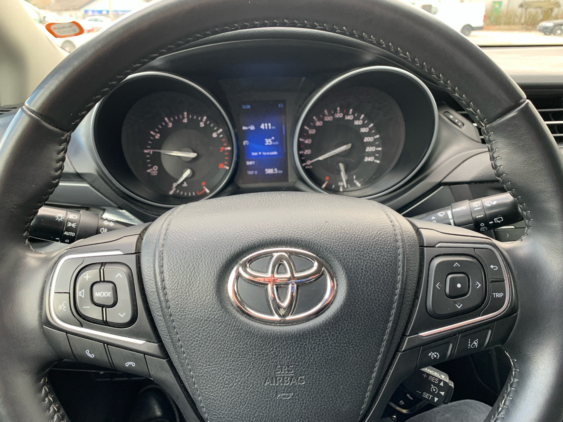 Grå Toyota Avensis fra 2015