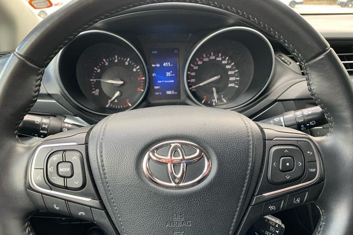 Grå Toyota Avensis fra 2015