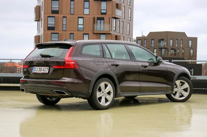 Brun Volvo V60 CC fra 2019
