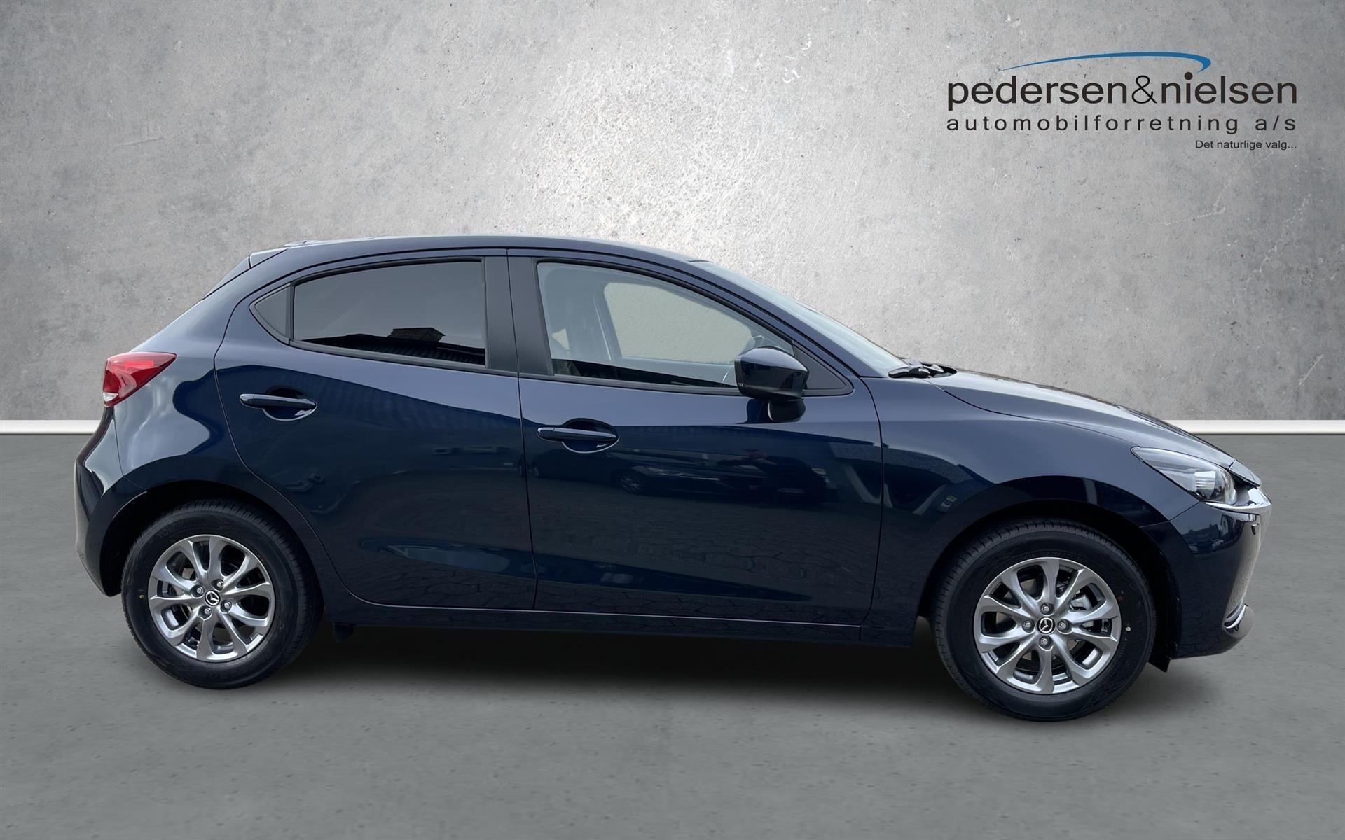 Blå Mazda 2 fra 2023