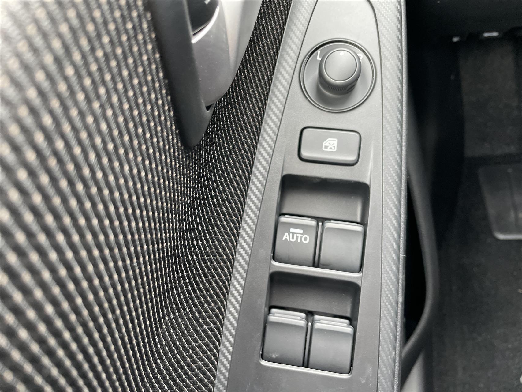 Blå Mazda 2 fra 2023