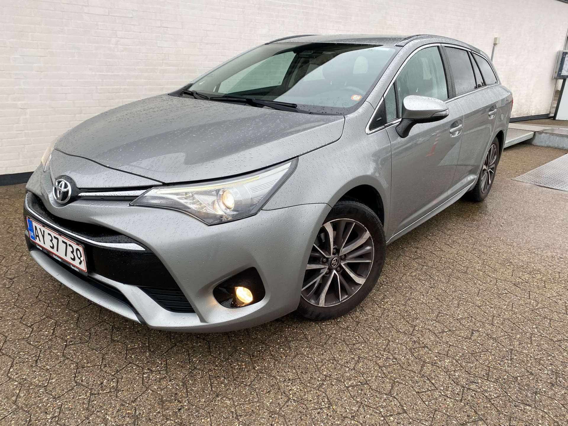 Grå Toyota Avensis fra 2015
