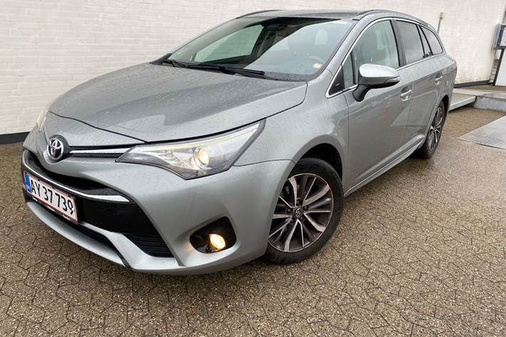 Grå Toyota Avensis fra 2015