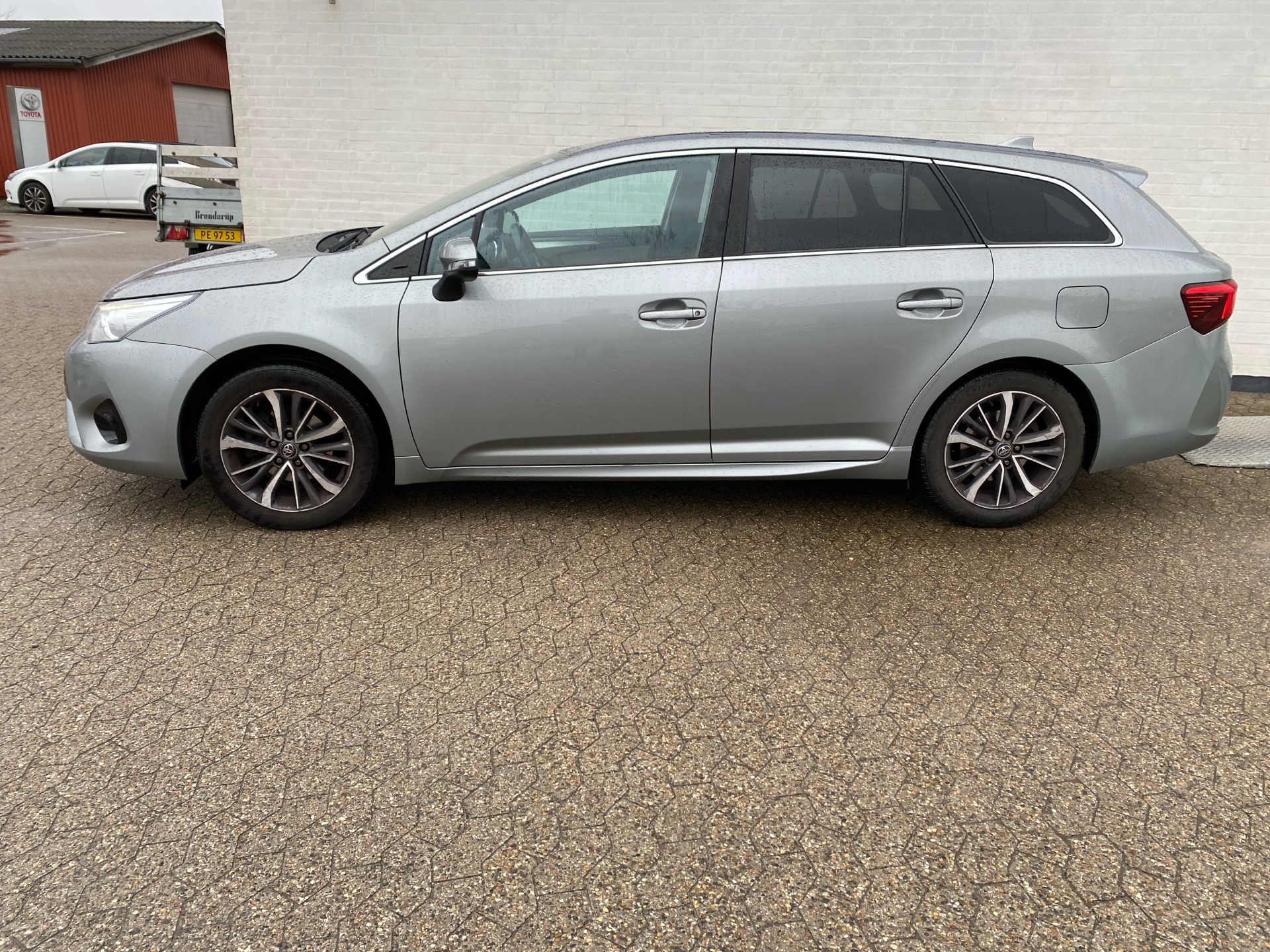 Grå Toyota Avensis fra 2015