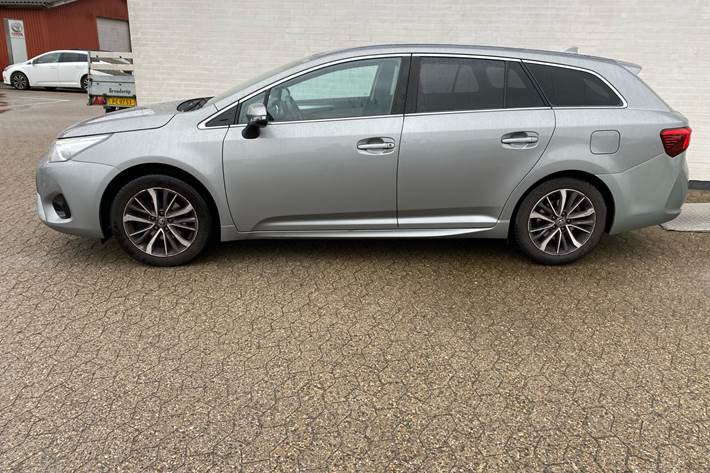 Grå Toyota Avensis fra 2015