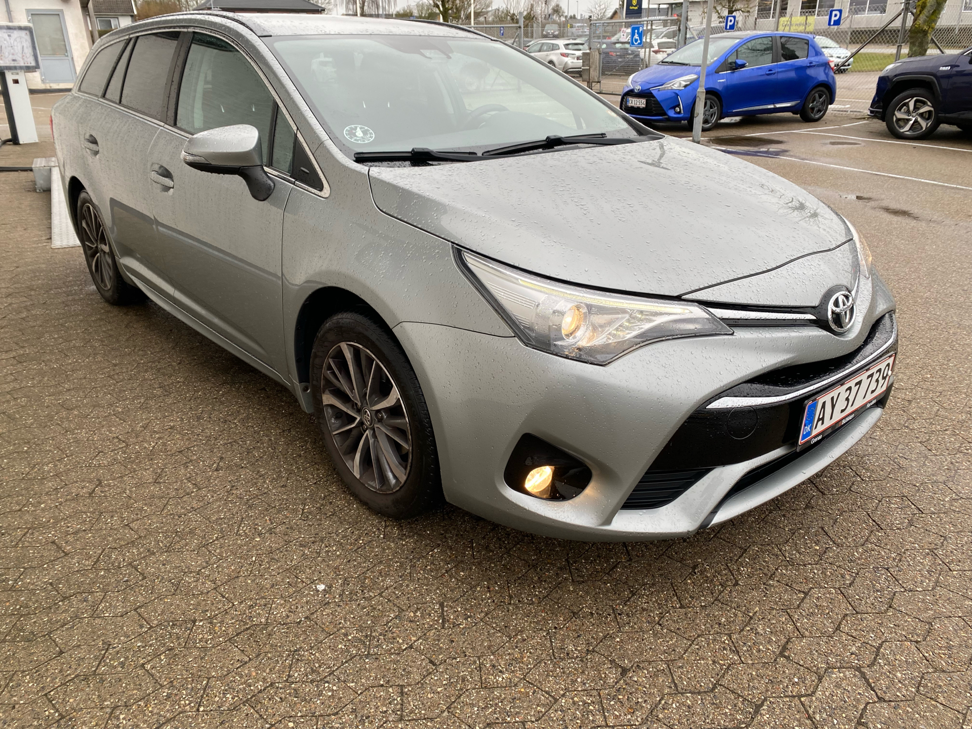 Grå Toyota Avensis fra 2015