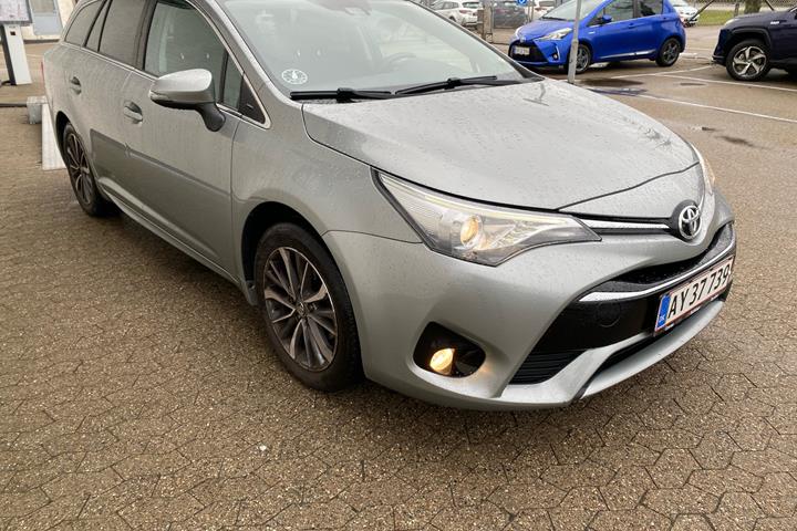 Grå Toyota Avensis fra 2015