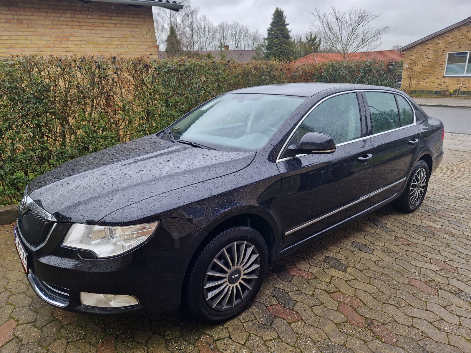 Sort Skoda Superb fra 2009