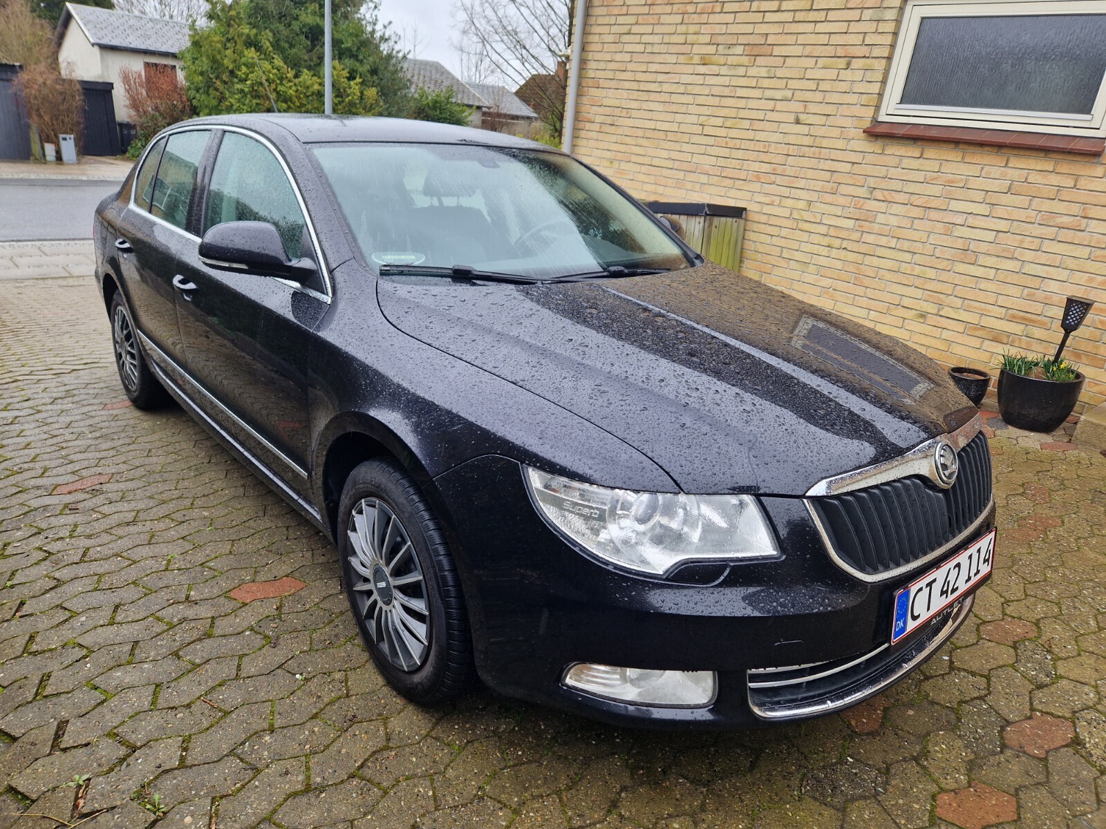 Sort Skoda Superb fra 2009