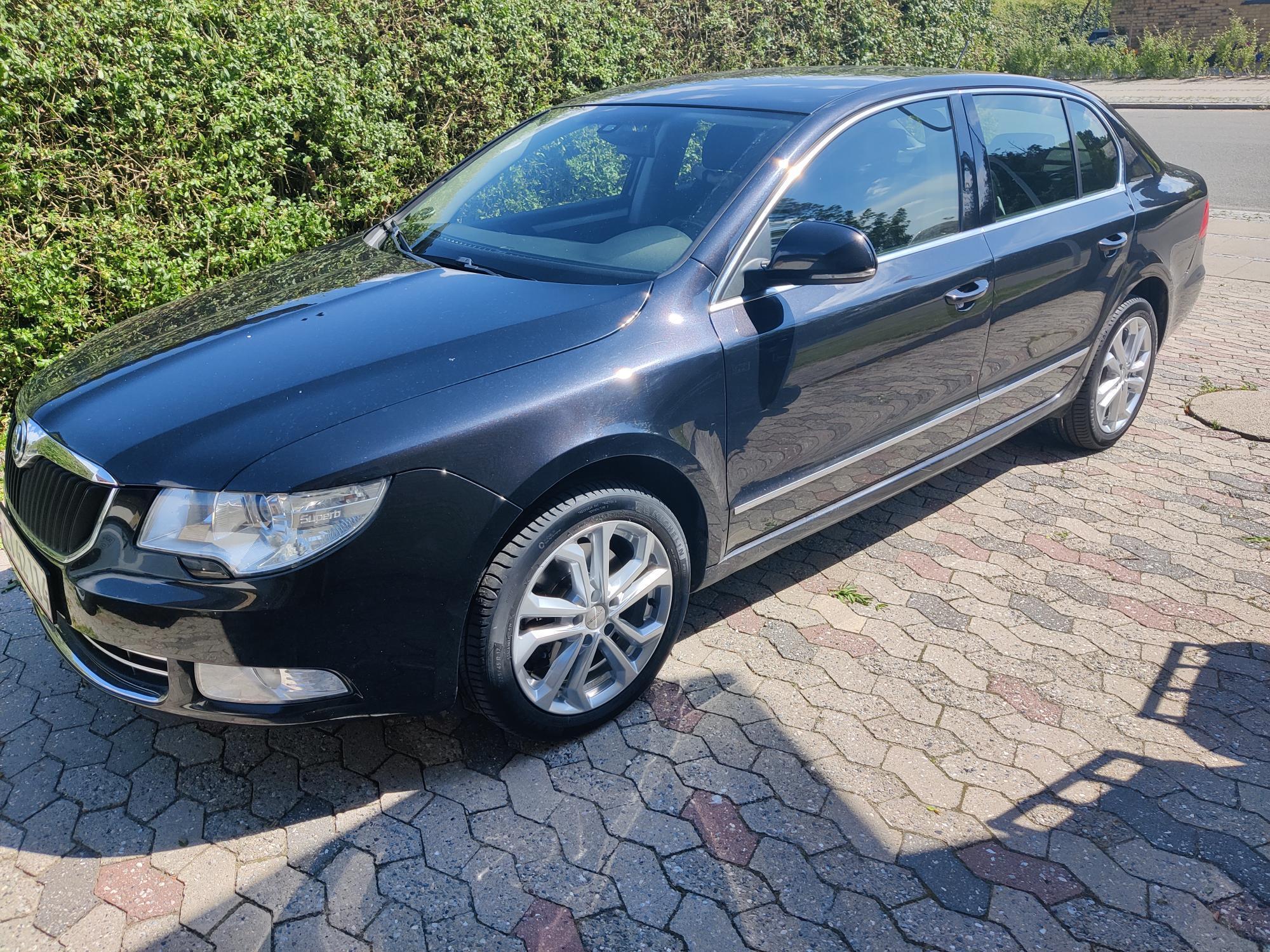 Sort Skoda Superb fra 2009
